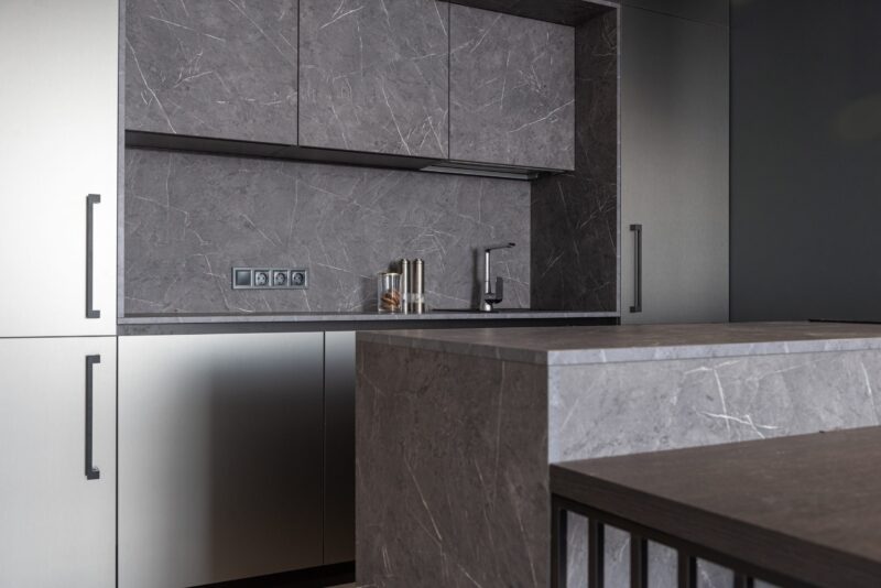 Choosing Between Glass Splashbacks and Tiles